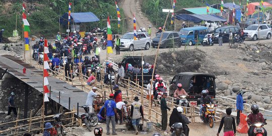 H-2 Lebaran, jembatan darurat Cipamingkis ramai dilintasi pemudik