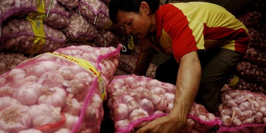 Jelang Lebaran, harga bawang putih di Pasar Kramat Jati mulai turun