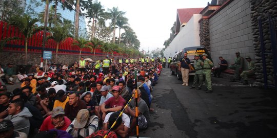 Ribuan warga di Kediri rela antre demi dapat uang Rp 20 ribu