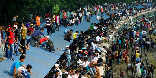 Semrawut warga Bangladesh mudik dengan kereta