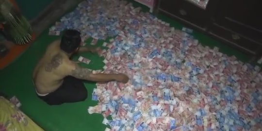 Heboh video diduga kepala desa tidur bergelimang uang