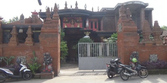 Rumah mewah gaya Majapahit milik Kades yang tidur bergelimang uang