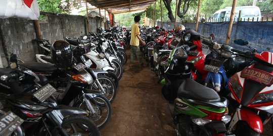 Belasan juru parkir liar dihukum bersihkan rumput Polsek Banjarmasin