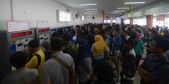 H-1 Lebaran, Stasiun Pasar Senen masih dipadati pemudik