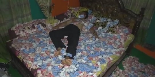 Tidur di atas tumpukan uang miliaran, ini alasan Kades Suhartono