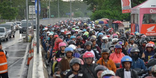 Mudik Lebaran, puluhan ribu kendaraan serbu jembatan Suramadu