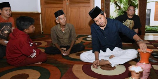 Bupati Dedi undang kakek penjual guci yang tertidur di pos satpam