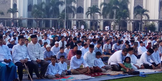 Anies Baswedan salat Idul Fitri di lapangan sekolah Al Izhar