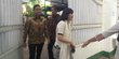 Ditemani seorang staf, Veronica Tan sambangi rumah Megawati