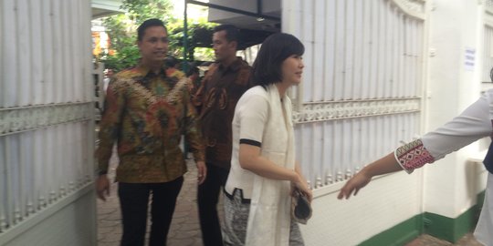 Ditemani seorang staf, Veronica Tan sambangi rumah 