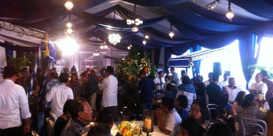 Berkacamata hitam, Surya Paloh hadiri open house di DPP Nasdem