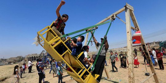 Potret anak-anak Mosul rayakan Idul fitri di taman bermain