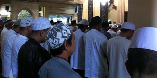 Jemaah Masjid di Cipinang Muara baru berlebaran hari ini