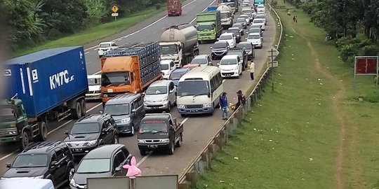 Libur lebaran, antrean kendaraan di Tol Jagorawi mengular 3 km