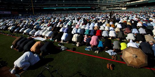 Ribuan jemaah salat Idul Fitri penuhi stadion bisbol Amerika Serikat