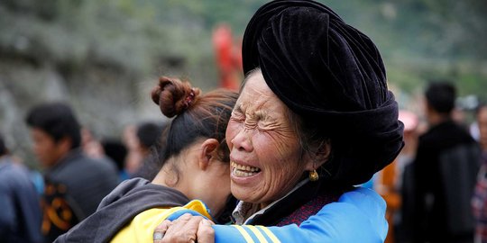Kerabat histeris saat gelar ritual untuk korban longsor di China