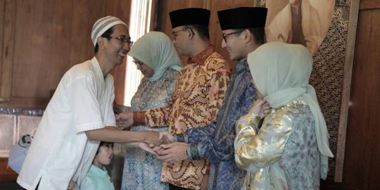 Anies terharu warga datang ke open house gunakan motor dan angkot