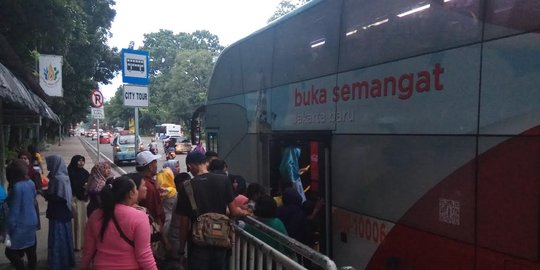 Monas ditutup, warga beralih naik bus tingkat keliling Jakarta