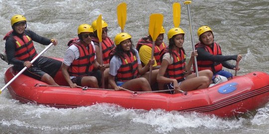 Aksi Obama sekeluarga main arung jeram di Bali