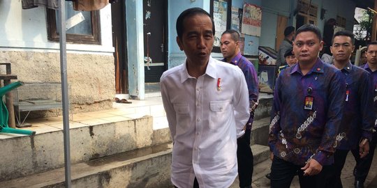 Jokowi jalan kaki 250 meter saksikan pembagian 4.000 sembako di Solo