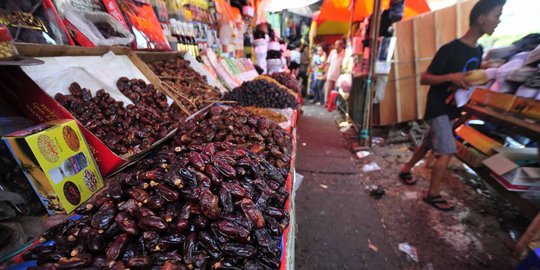 Pembeli saat Lebaran sepi, pedagang kurma gigit jari