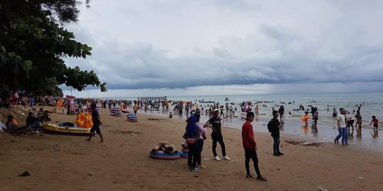 Libur Lebaran, lebih dari 7.000 orang padati pantai di Balikpapan