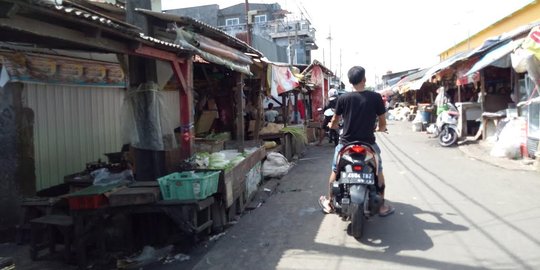 Pembeli di pasar sepi tanda ekonomi masyarakat masih susah