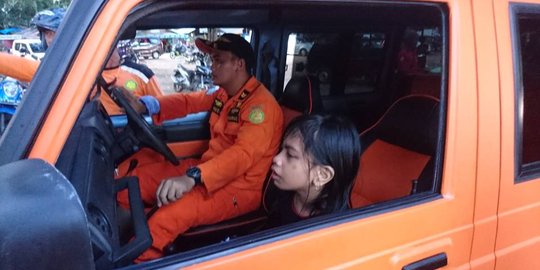 Asyik selfie di pantai, orangtua ini tak sadar anaknya hilang