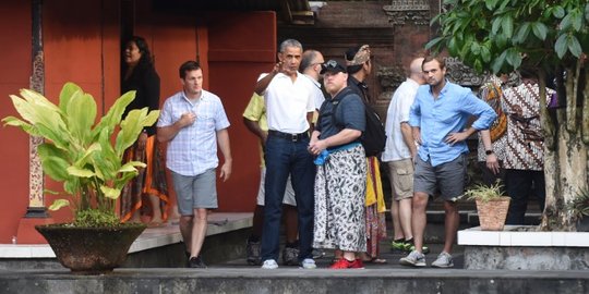 Keseruan Obama saat jalan-jalan keliling Pura Tirtha Empul