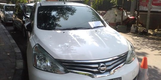 Pasangan suami istri bertengkar tinggalkan mobil depan Kemenkes