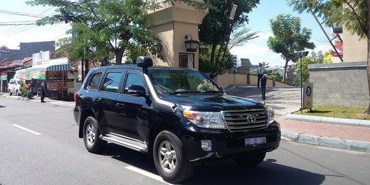 Naik Land Cruiser hitam, Obama tiba di Hotel Tentrem Yogya