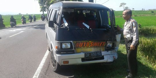 Sopir main HP, mobil travel seruduk Kijang di Denpasar-Gilimanuk
