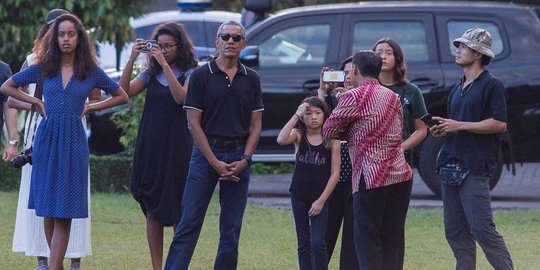 Gaya Obama saat akan berlibur ke Candi Borobudur