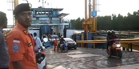 Dua kapal feri sempat kandas di laut Balikpapan, penumpang panik