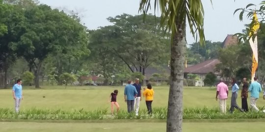 Antusias dengan Candi Prambanan, Obama Naik Candi Siwa sambil lari