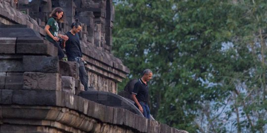 Di Candi Prambanan, Obama berkeliling selama satu jam