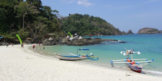 Mengintip keindahan Pantai Wedi Ireng