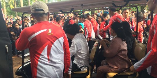 Jokowi dan keluarga bagikan buku ke pengunjung Ragunan