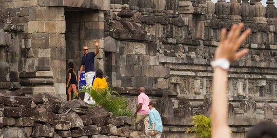 Gaya Obama berbaju biru dan bercelana krem keliling Candi Prambanan