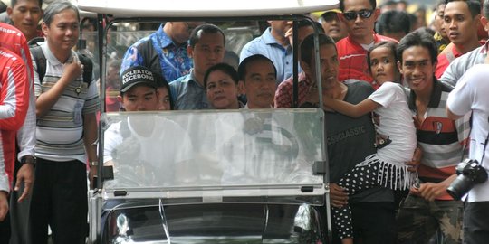 Naik mobil golf, Jokowi sekeluarga keliling Kebun Binatang Ragunan