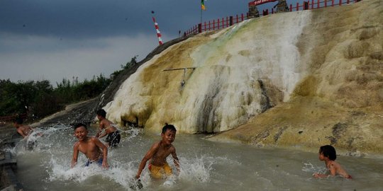 Asyiknya berendam air panas Gunung Peyek di tengah sawah