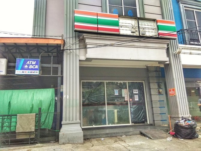 gerai 7 eleven yang tutup dekat stasiun tebet