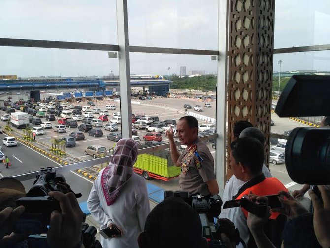 kapolda metro tinjau arus balik di gerbang tol cikarang utama i