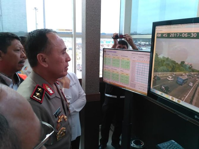 kapolda metro tinjau arus balik di gerbang tol cikarang utama i