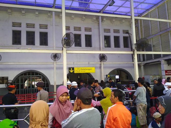 arus balik di stasiun senen