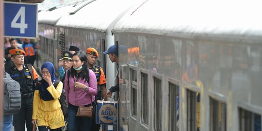 24.656 Pemudik mulai kembali lewat Stasiun Pasar Senen hari ini