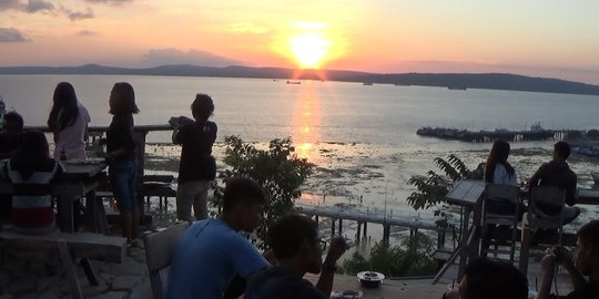 Memandangi keindahan sunset di Kupang dari Cafe Tebing