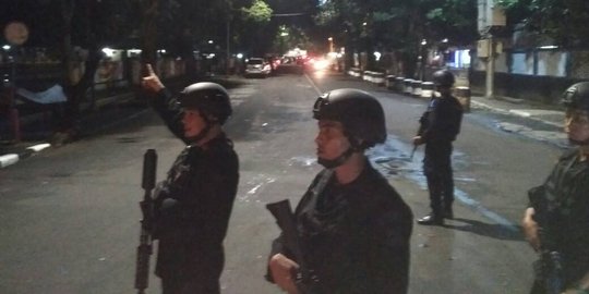 Polisi bersenjata laras panjang jaga ketat TKP penusukan Brimob