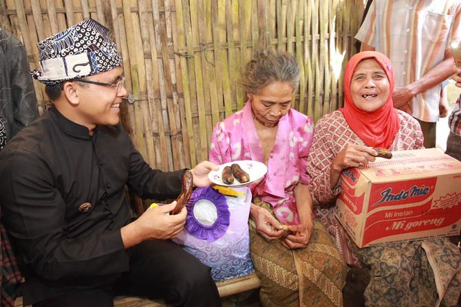 bupati banyuwangi abdullah azwar anas bedah rumah milik janda miskin