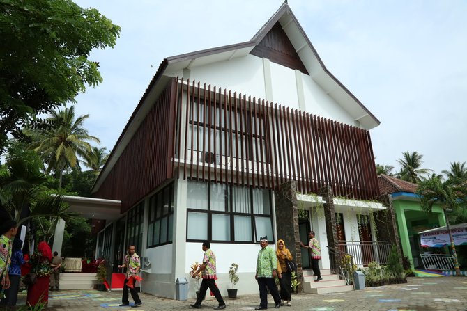 puskesmas berarsitektur rumah using di banyuwangi